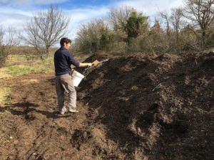 IMG_5644 préparat biodynamiqueliquide épandu sur compost à la balayette