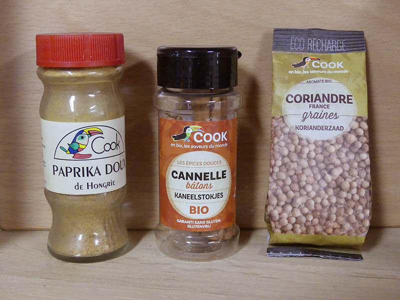 Évolution des emballages Cook, du verre au film papier/plastique, en passant par le flacon plastique PET (encore majoritaire) Évolution des emballages Cook, du verre au film papier/plastique, en passant par le flacon plastique PET (encore majoritaire) pour l'engagement environnemental