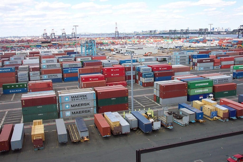 1280px-Line3174_-_Shipping_Containers_at_the_terminal_at_Port_Elizabeth,_New_Jersey_-_NOAA
