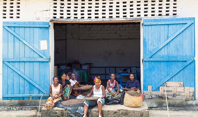 Femmes_malgaches_triant_poivre_8029_photoSamuelAvril