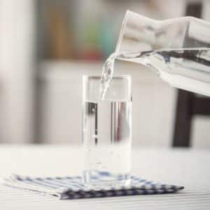 L’eau est la meilleure source d’hydratation pour vous-même et votre enfant car elle contient de nombreux nutriments (minéraux) indispensables à notre organisme.
