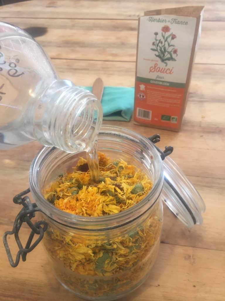 Les extraits alcooliques photomartinlacroix L'alcool est un excellent solvant, y compris pour les plantes médicinales.