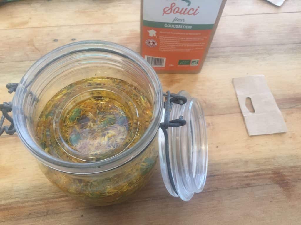 extrait-alcoolique-deplante-photomartinlacroix Ce couvercle de bocal de conserve va jouer le rôle de poids pour bien immerger les plantes.