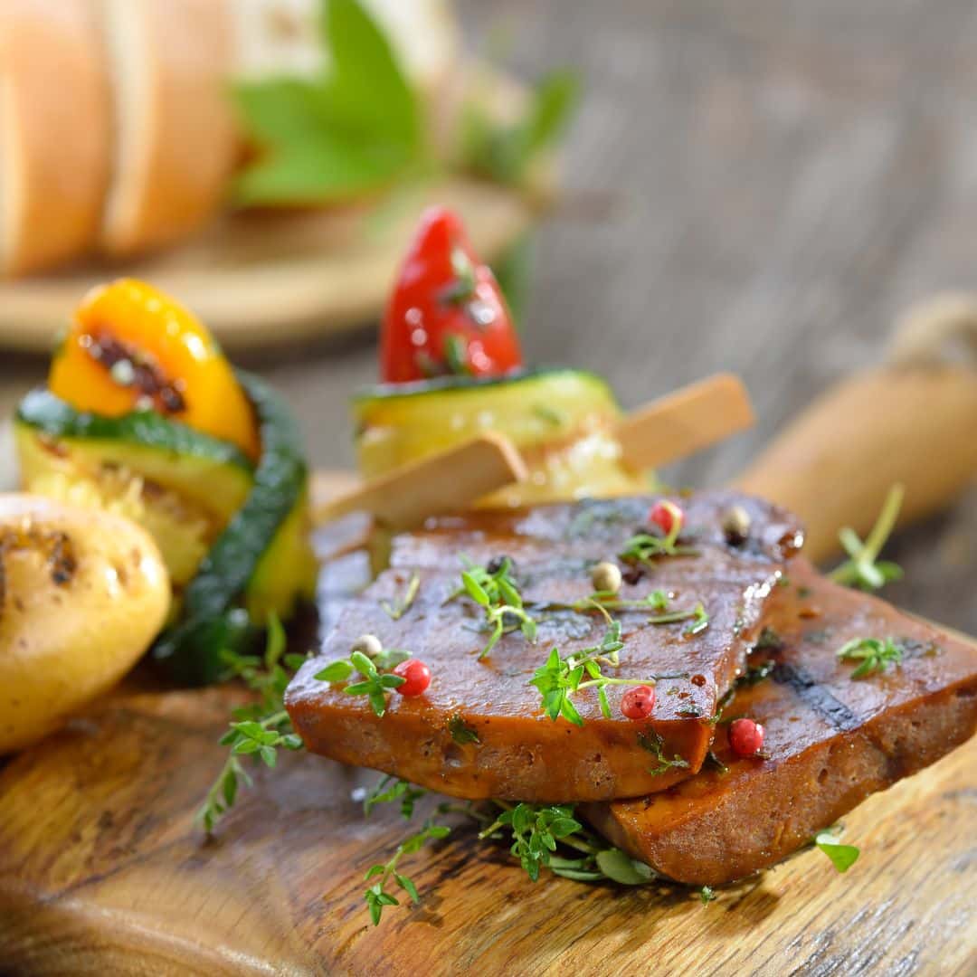 Le seitan est du gluten de blé. Il est facile à préparer soi-même, mais vous pouvez aussi le trouver en magasins bio. Il nécessite une préparation en marinade ou sauce pour être plus goûteux. Le seitan est du gluten de blé. Il est facile à préparer soi-même, mais vous pouvez aussi le trouver en magasins bio. Il nécessite une préparation en marinade ou sauce pour être plus goûteux.