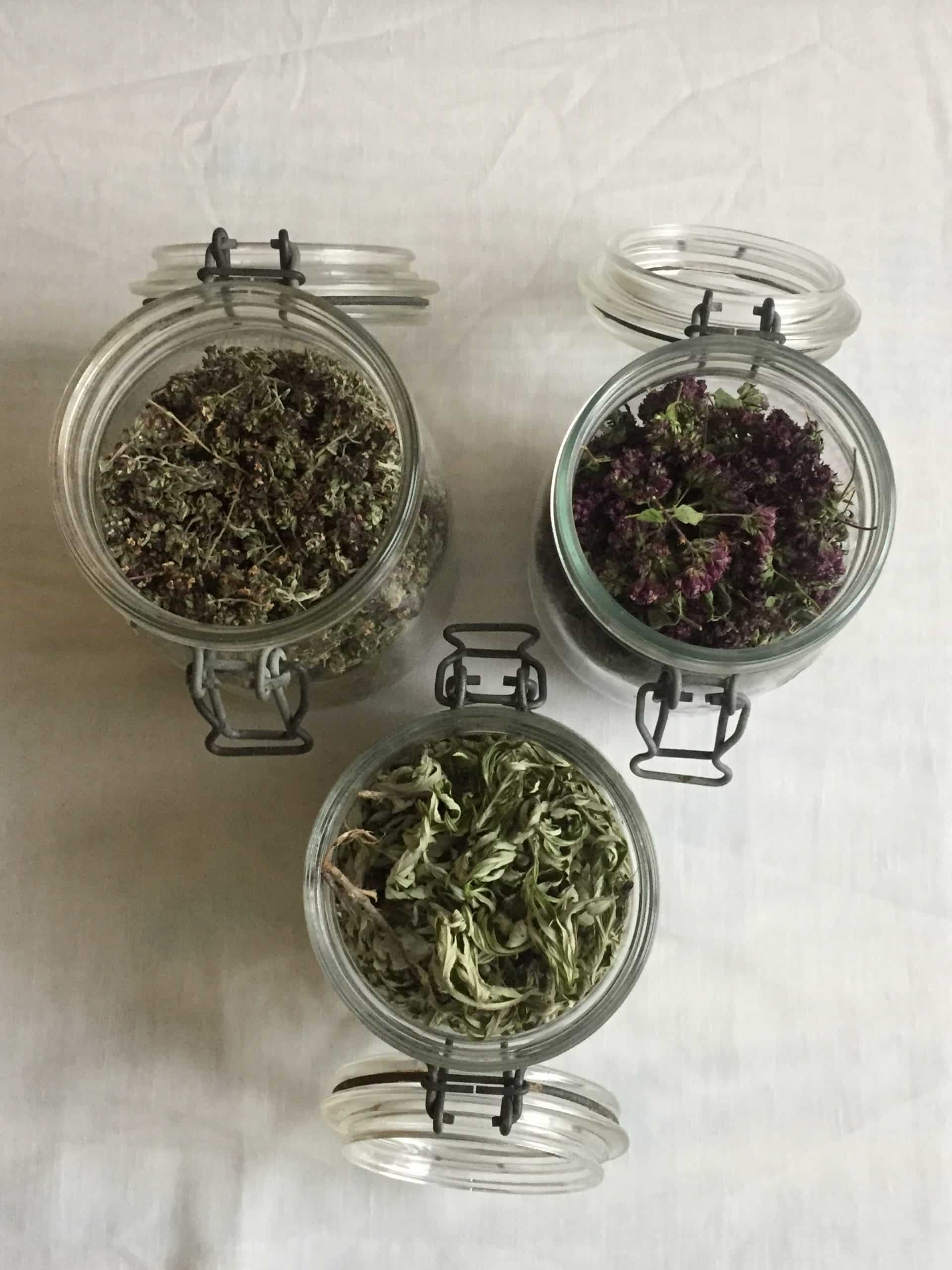 plantes aromaqitues bocaux vue dessus À part les racines qui deviennent souvent impossibles à couper après séchage, conservez vos PAM sous la forme la plus grossière possible.