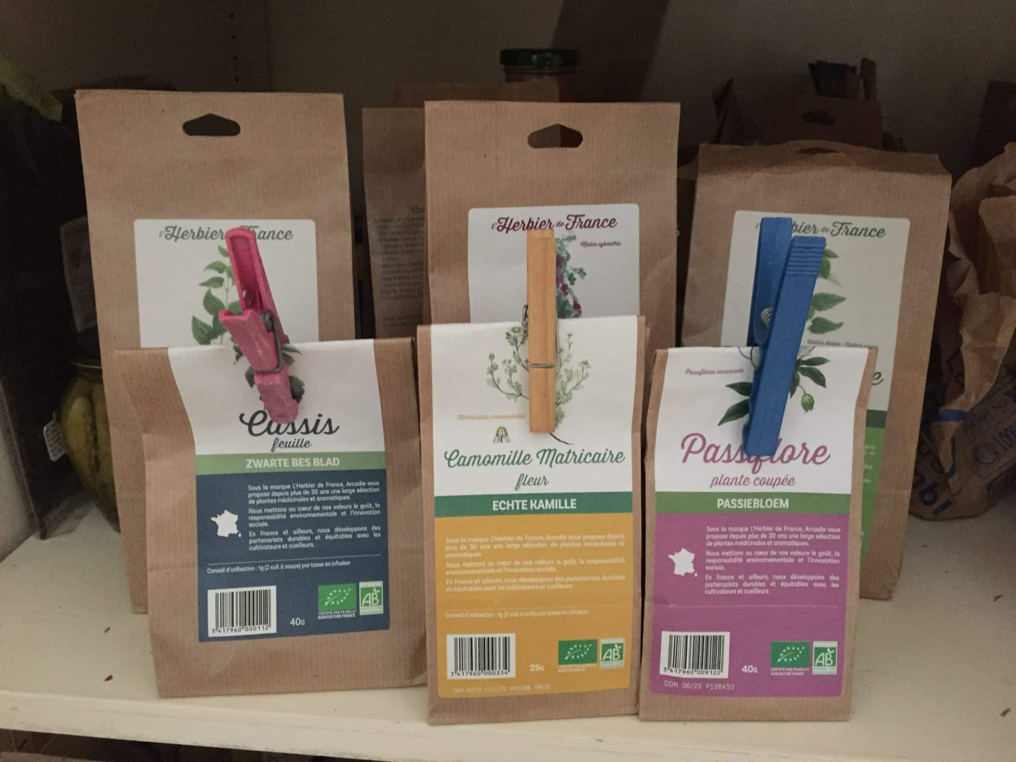 sachets L'herbier de France Pour éviter l’entrée des mites, repliez plusieurs fois le sachet sur lui-même et maintenez-le fermé avec une pince, par exemple une pince à linge.