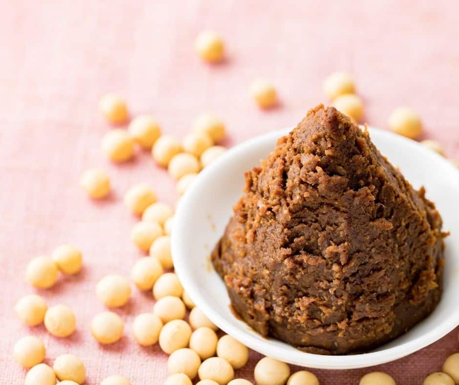 Le miso s’achète sous forme de tablettes, comme les bouillons de légumes, et permet de réhausser les saveurs de vos plats.