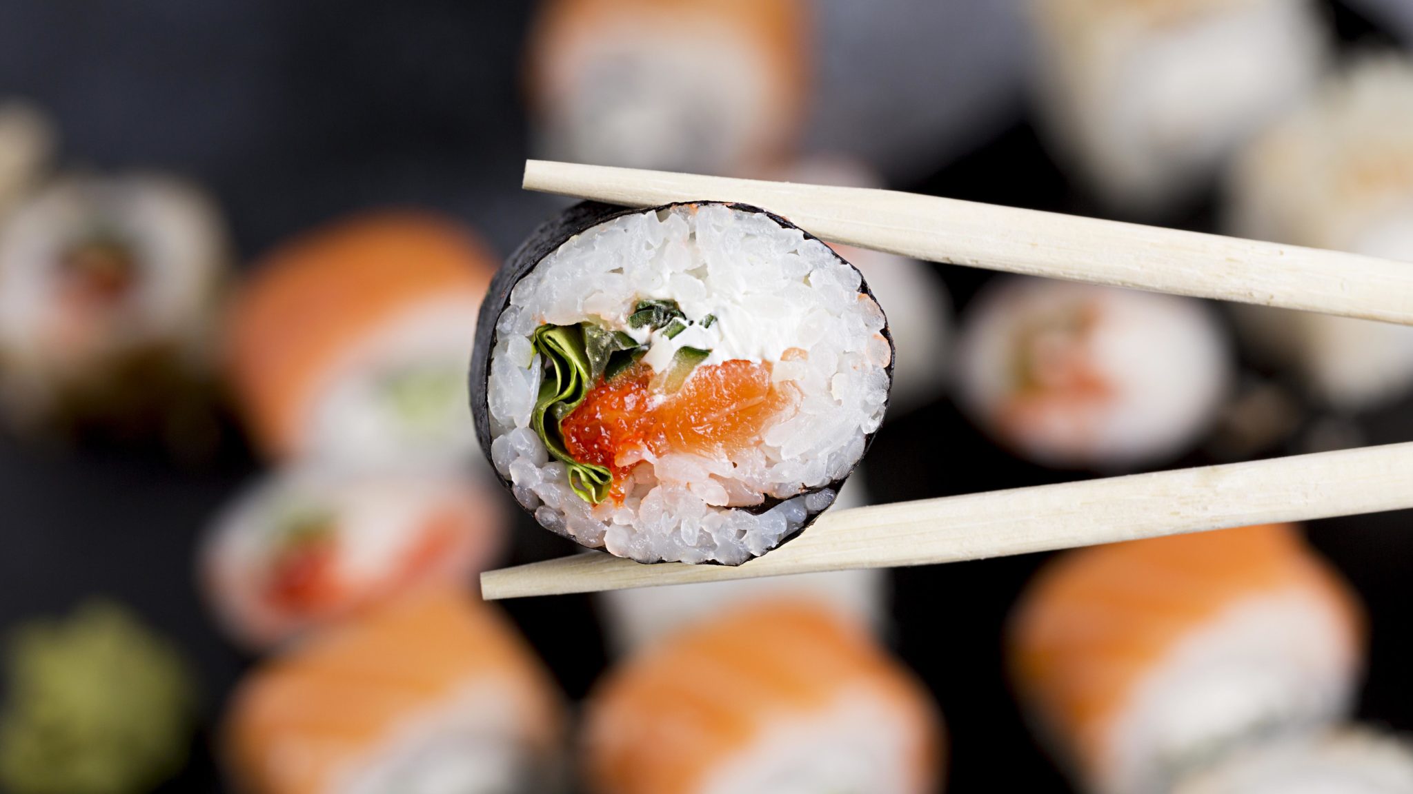 baguettes-gros-plan-rouleau-sushi