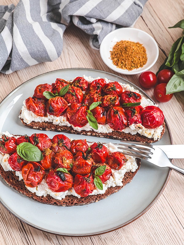 tartines aux tomates cerises rôties